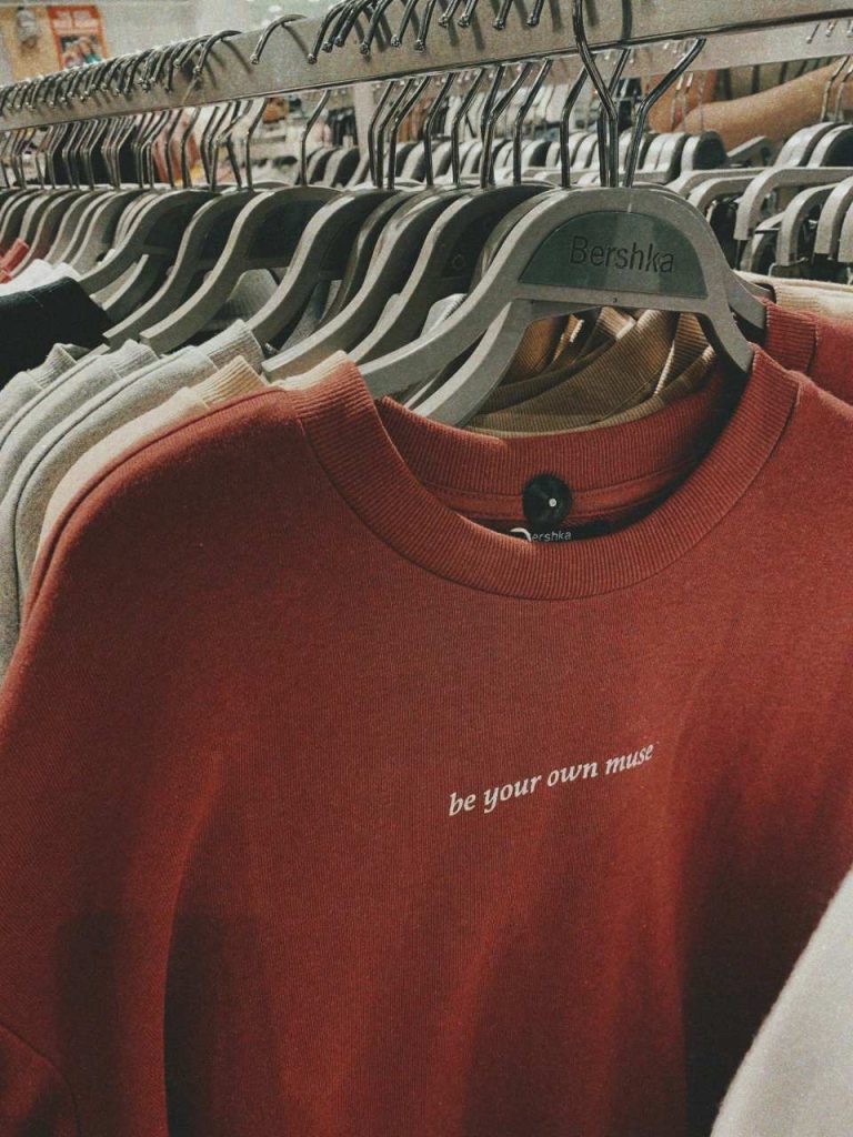 Rote Sweatshirt mit Aufschrift