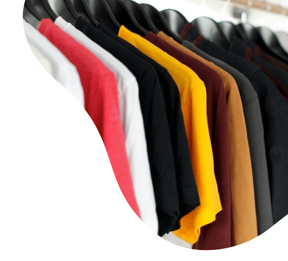 Nahaufnahme von aufgehängten Hemden auf dem Gestell