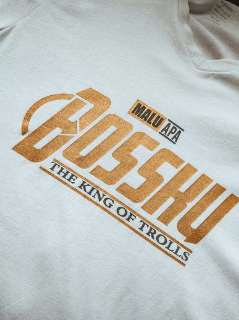 T-Shirt mit goldener Schrift