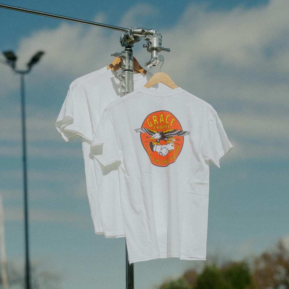 Weißes T-Shirt mit Grafik