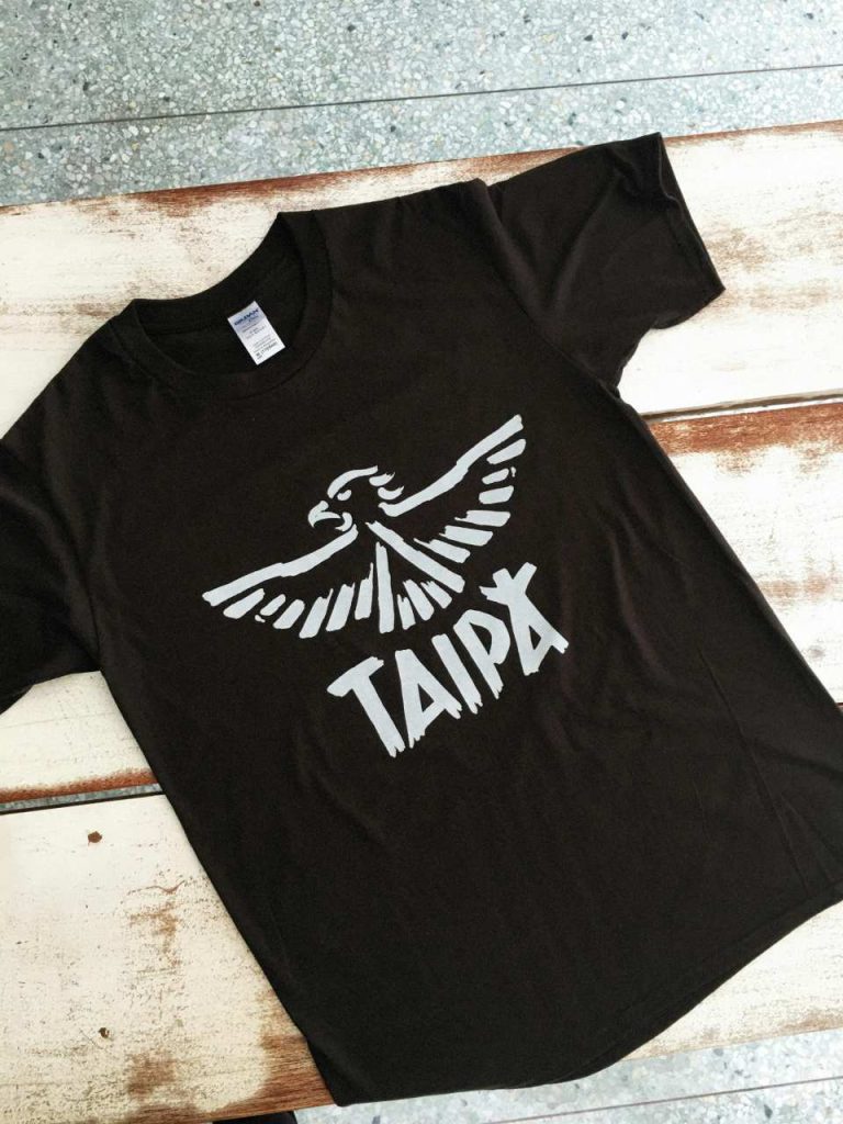 ein schwarzes T-Shirt mit dem Aufdruck „Tapa“