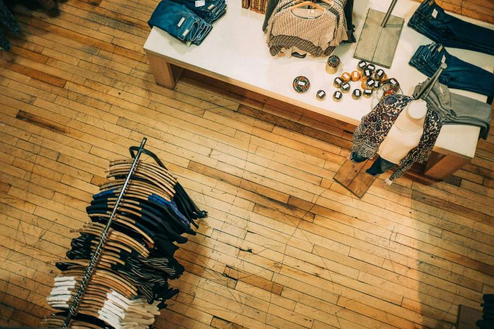 Kleider und Accessoires im Geschäft